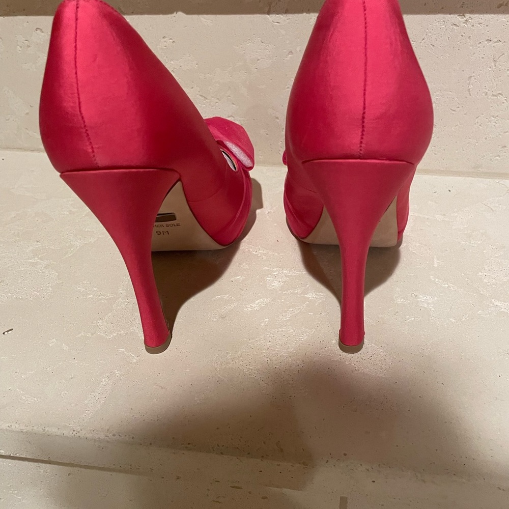 New Badgley Mischka Honeysuckle Satin Peep Toe Bow Platform Heels Size 9 - Picture 8 of 10